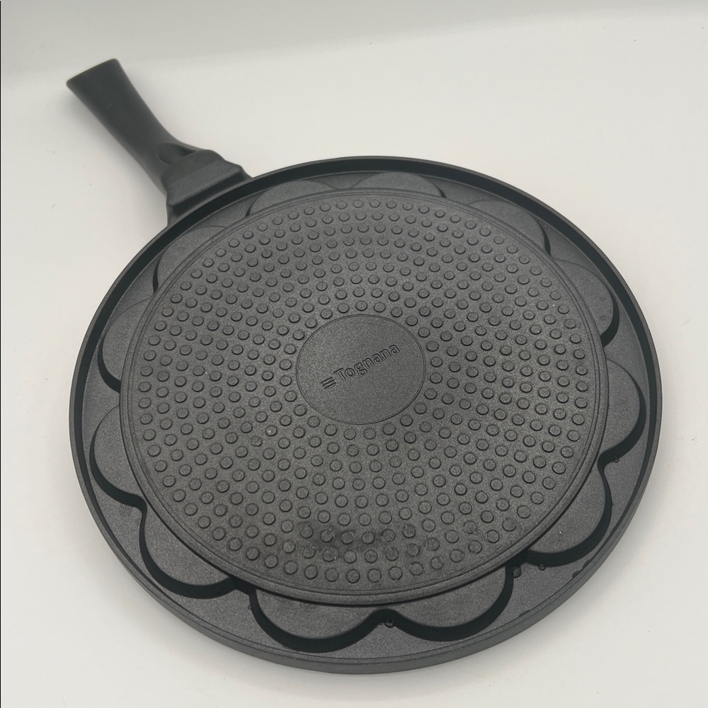 New Tognana Heart Shaped Nonstick Cast Aluminum Egg Pancake Pan - Picture 3 of 5